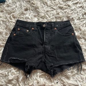 Brand new never worn Levis 501 shorts size 25
